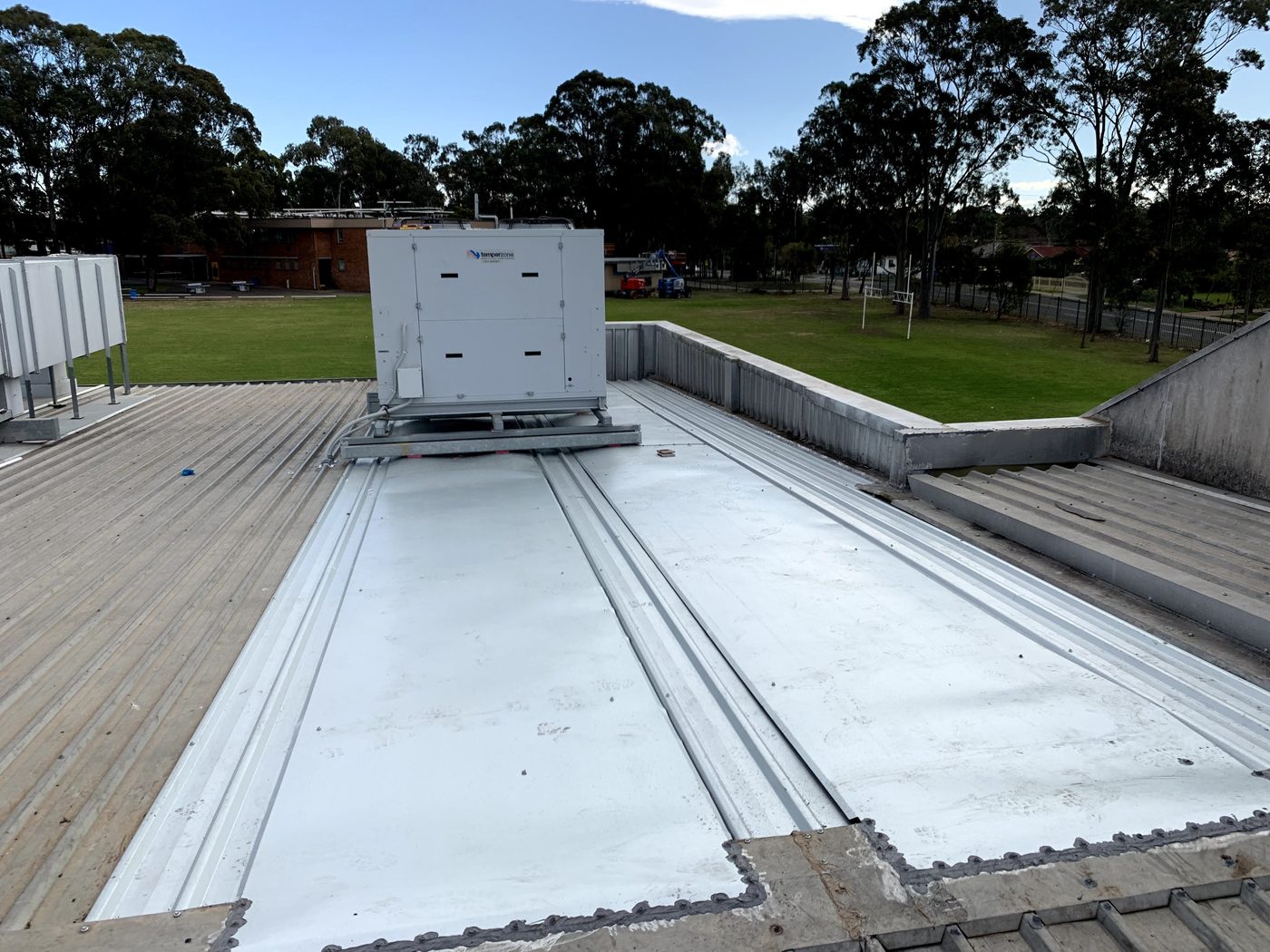 Large commercial rooftop air conditioning unit installation